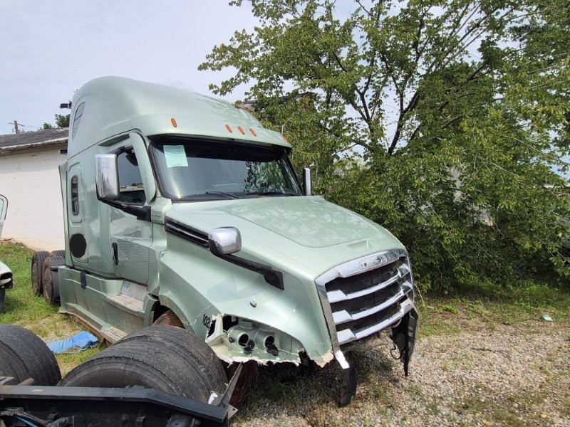 2021 Freightliner Cascadia - photo 2