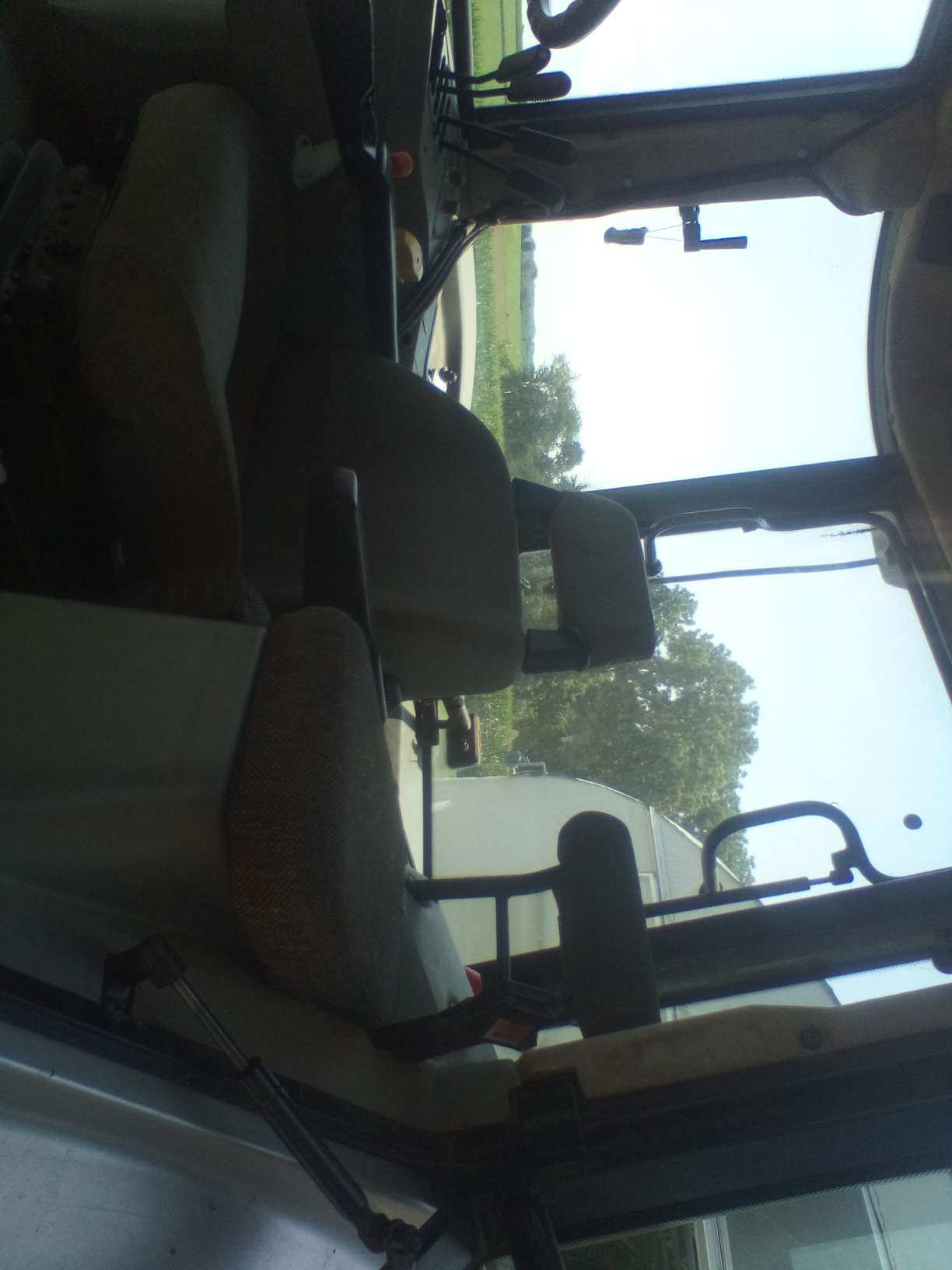 1998 White 8410 - photo 6
