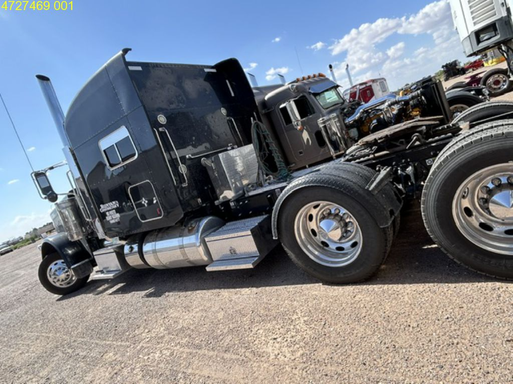 2021 Peterbilt 389 sleeper - photo 2