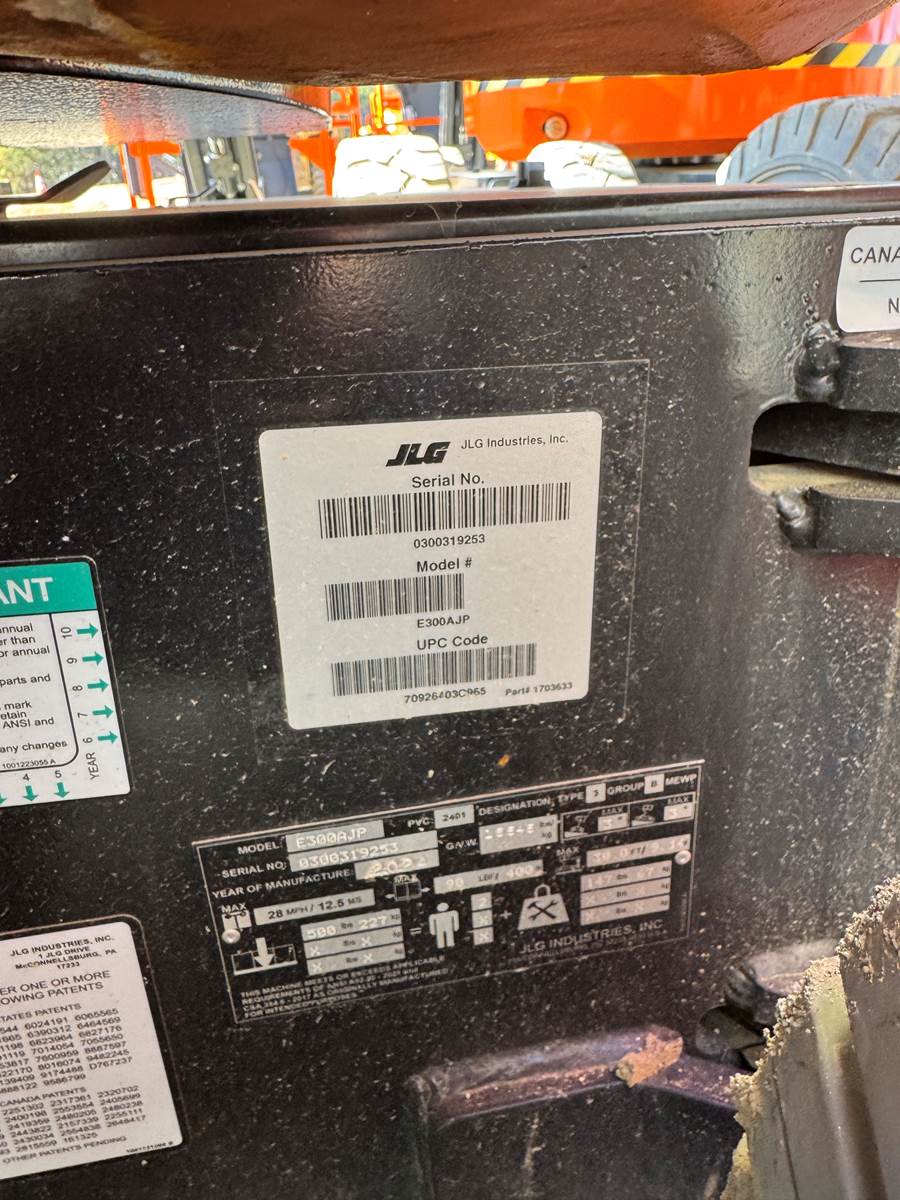 JLG E300AJP Articulating Boom Lift - photo 2