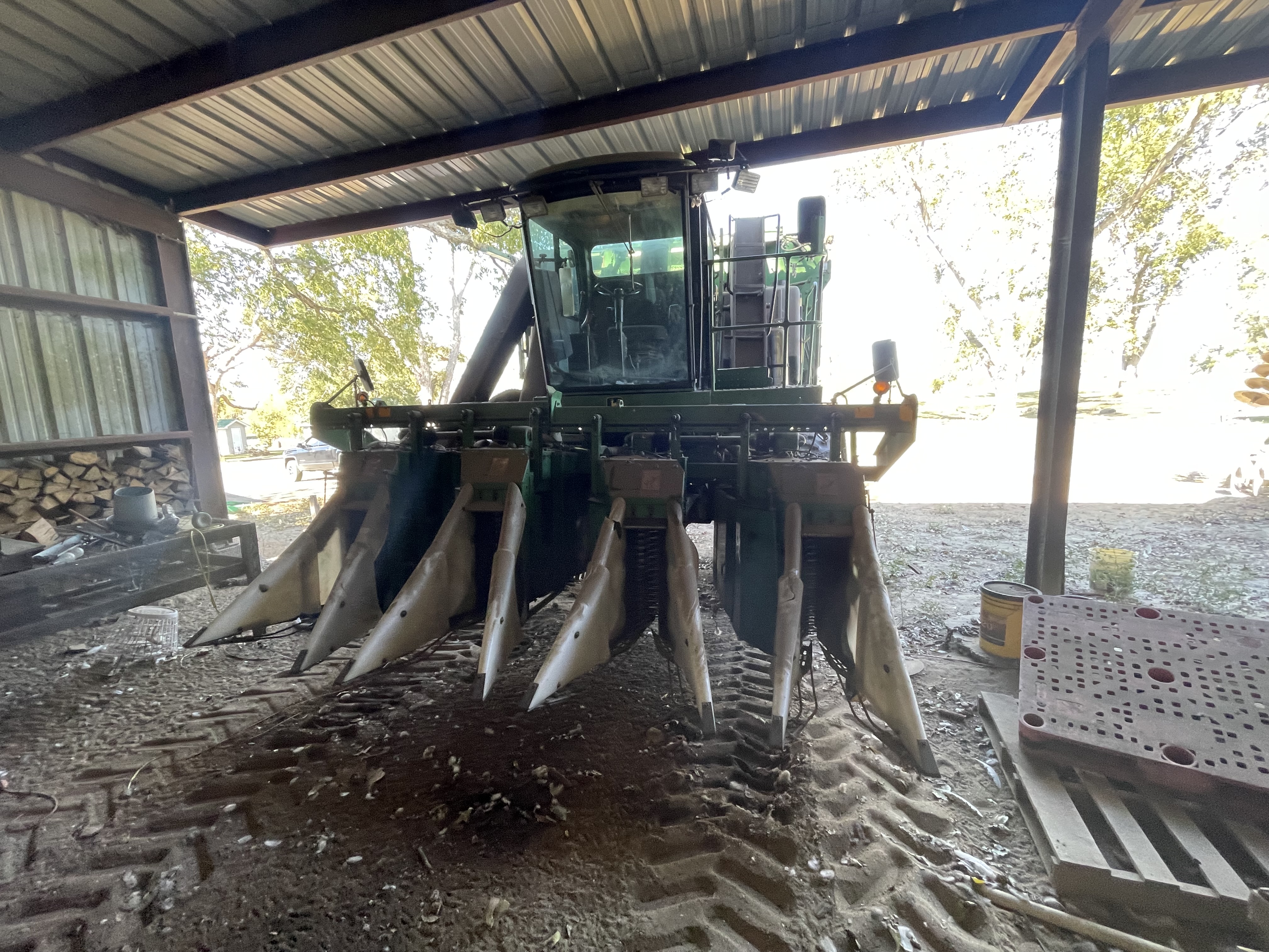1996 John Deere 9965 4 Row Picker - photo 2