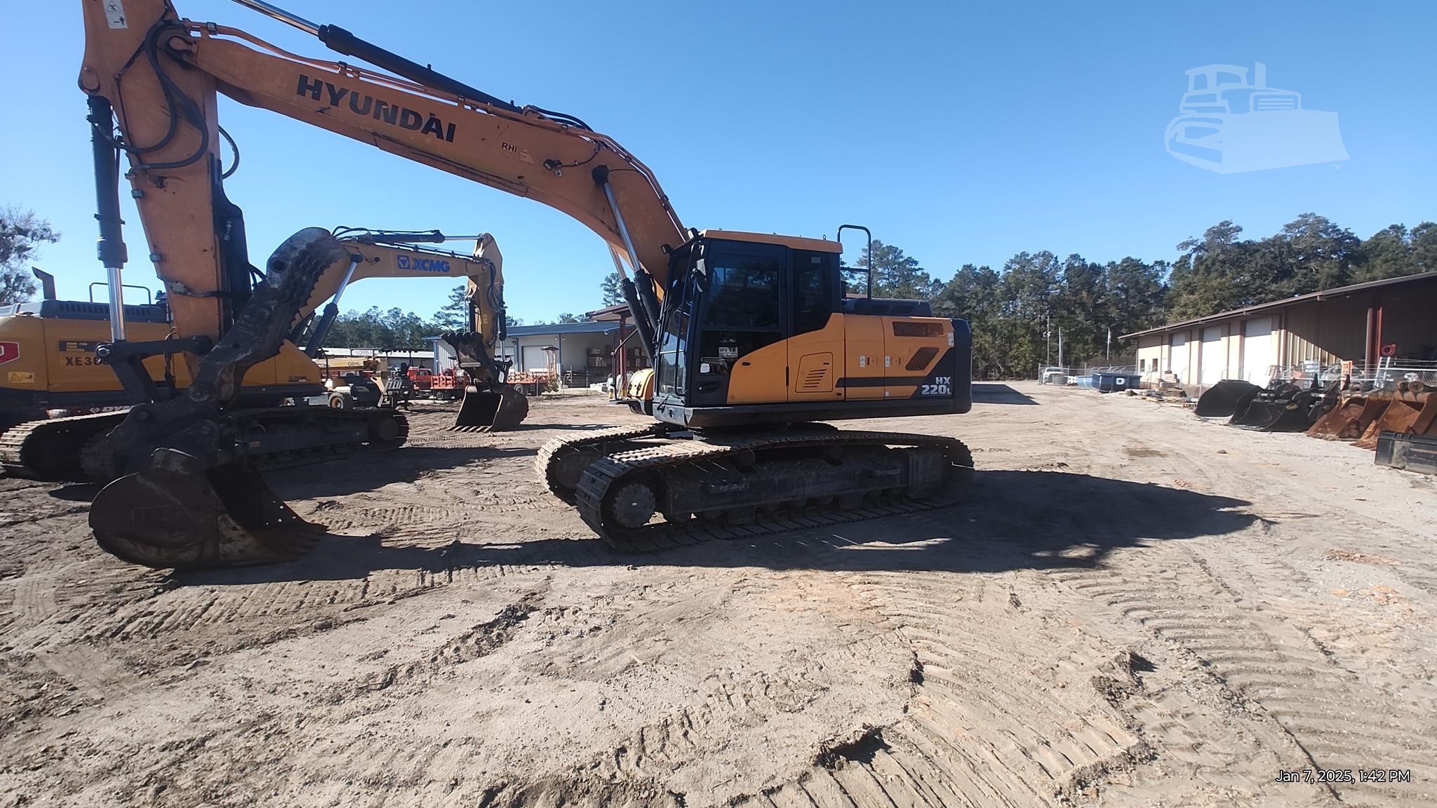 2016 HYUNDAI HX220L Crawler Excavator - photo 2