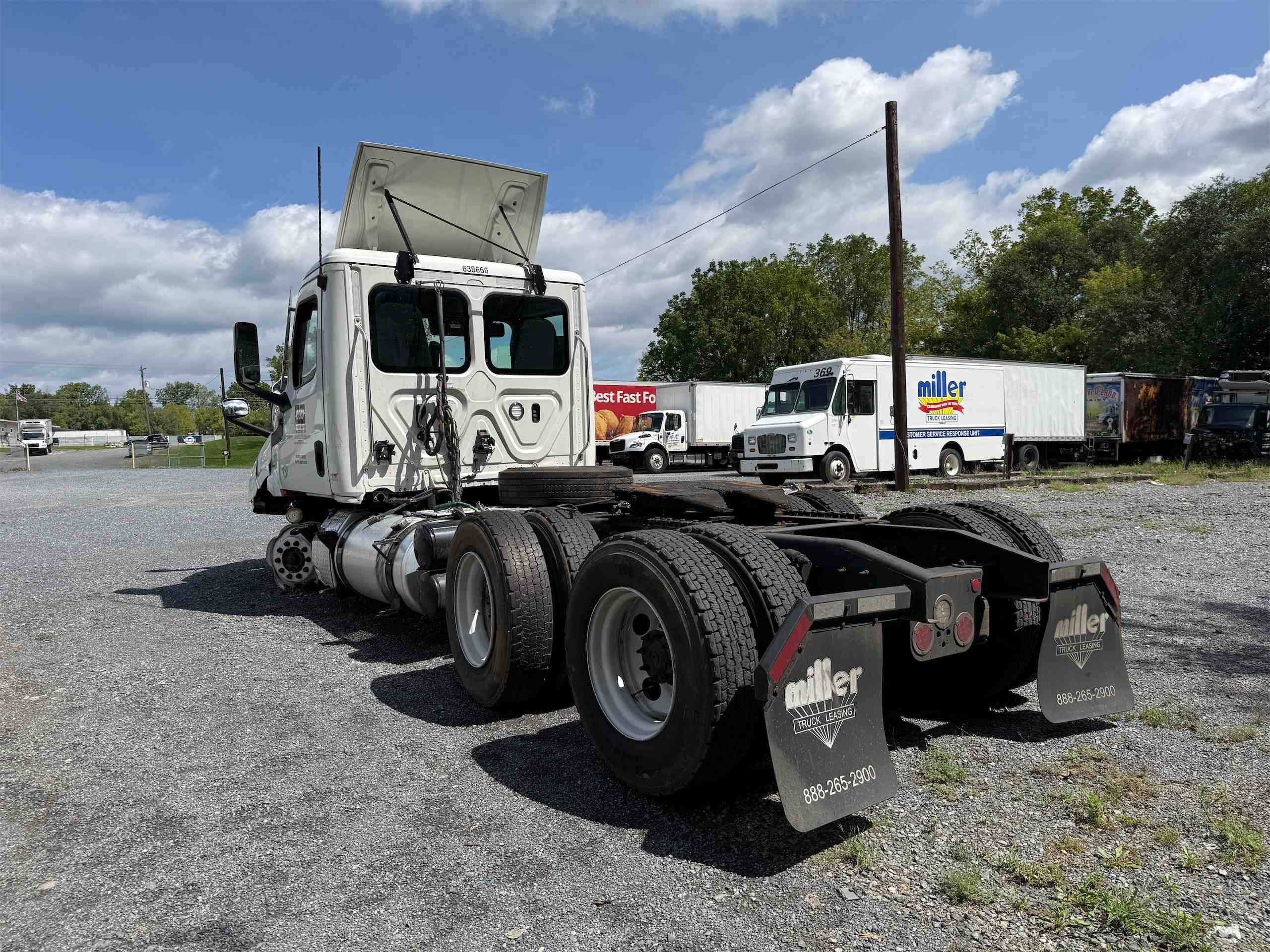 2023 Freightliner Cascadia Day Cab - photo 3