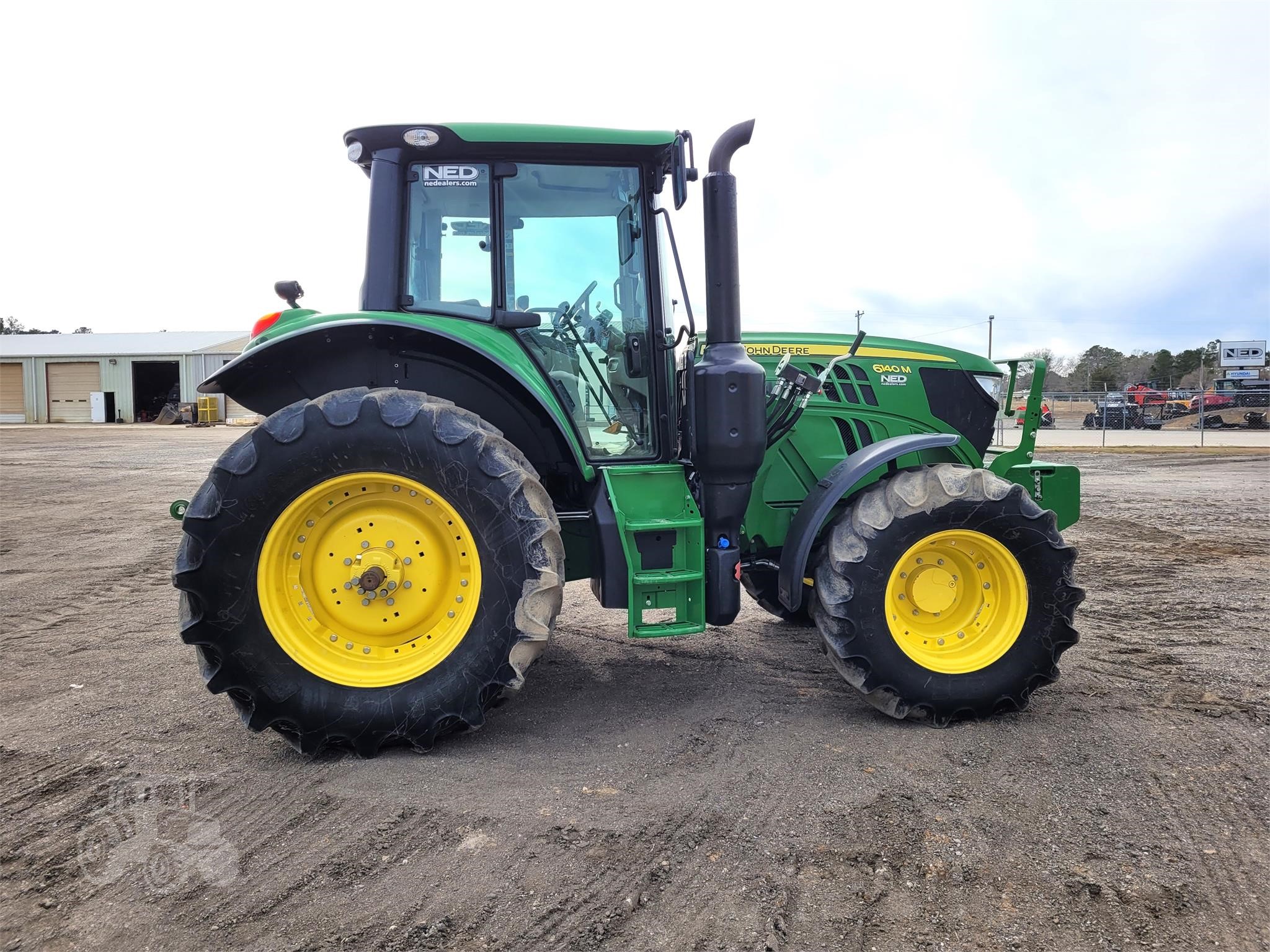 2022 JOHN DEERE 6140M Tractor - photo 3