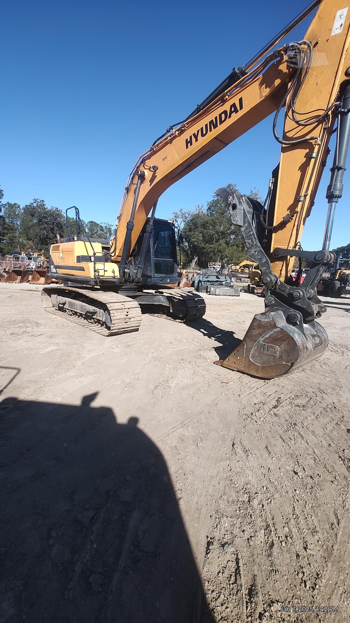 2016 HYUNDAI HX220L Crawler Excavator - photo 4