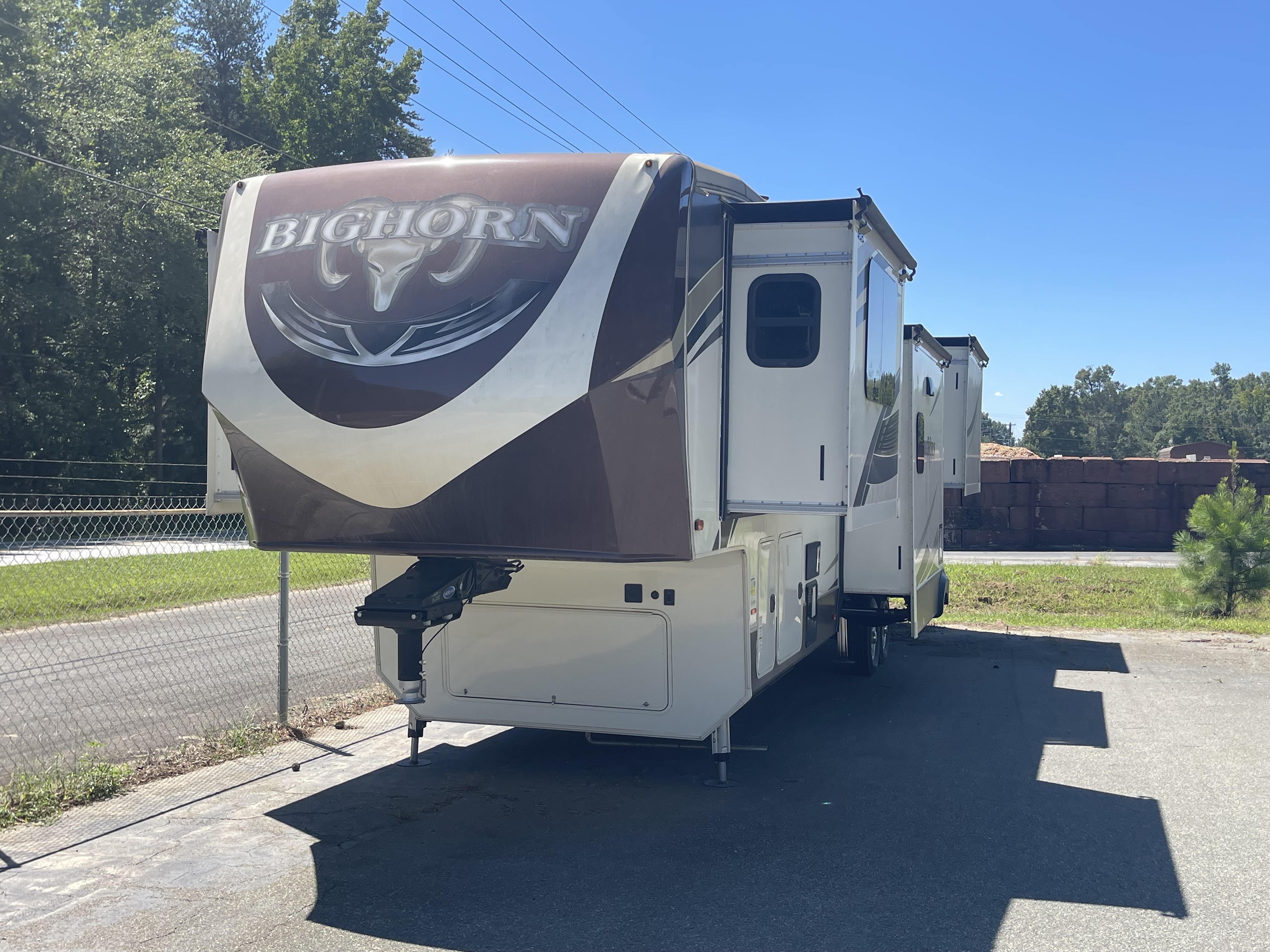 2017 Hartland 3750FL Bighorn Camper - photo 2