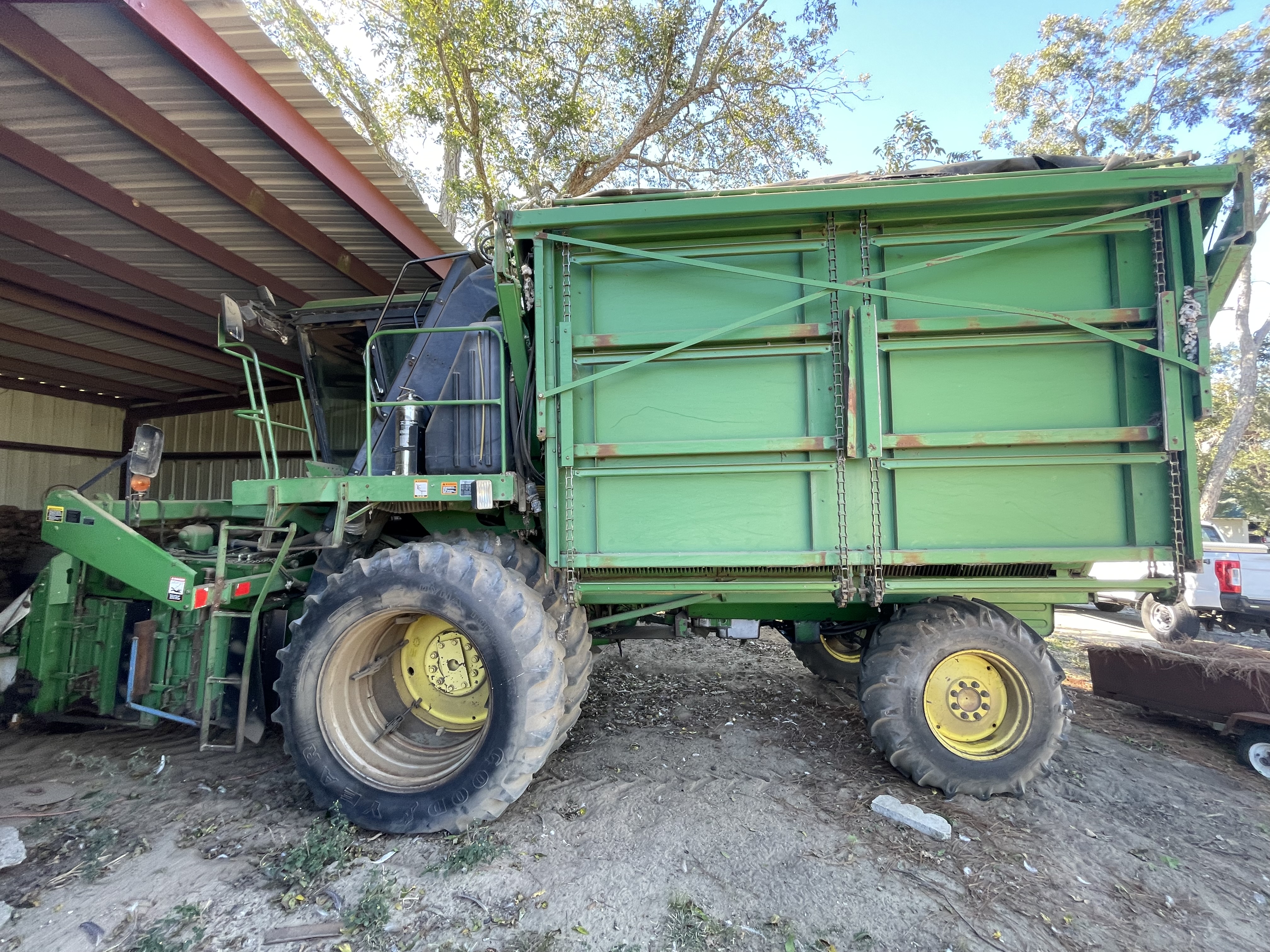 1996 John Deere 9965 4 Row Picker - photo 4