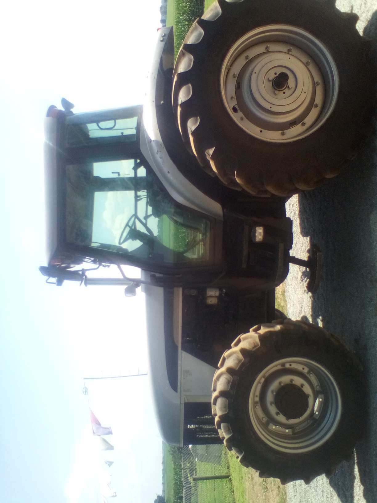 1998 White 8410 - photo 2