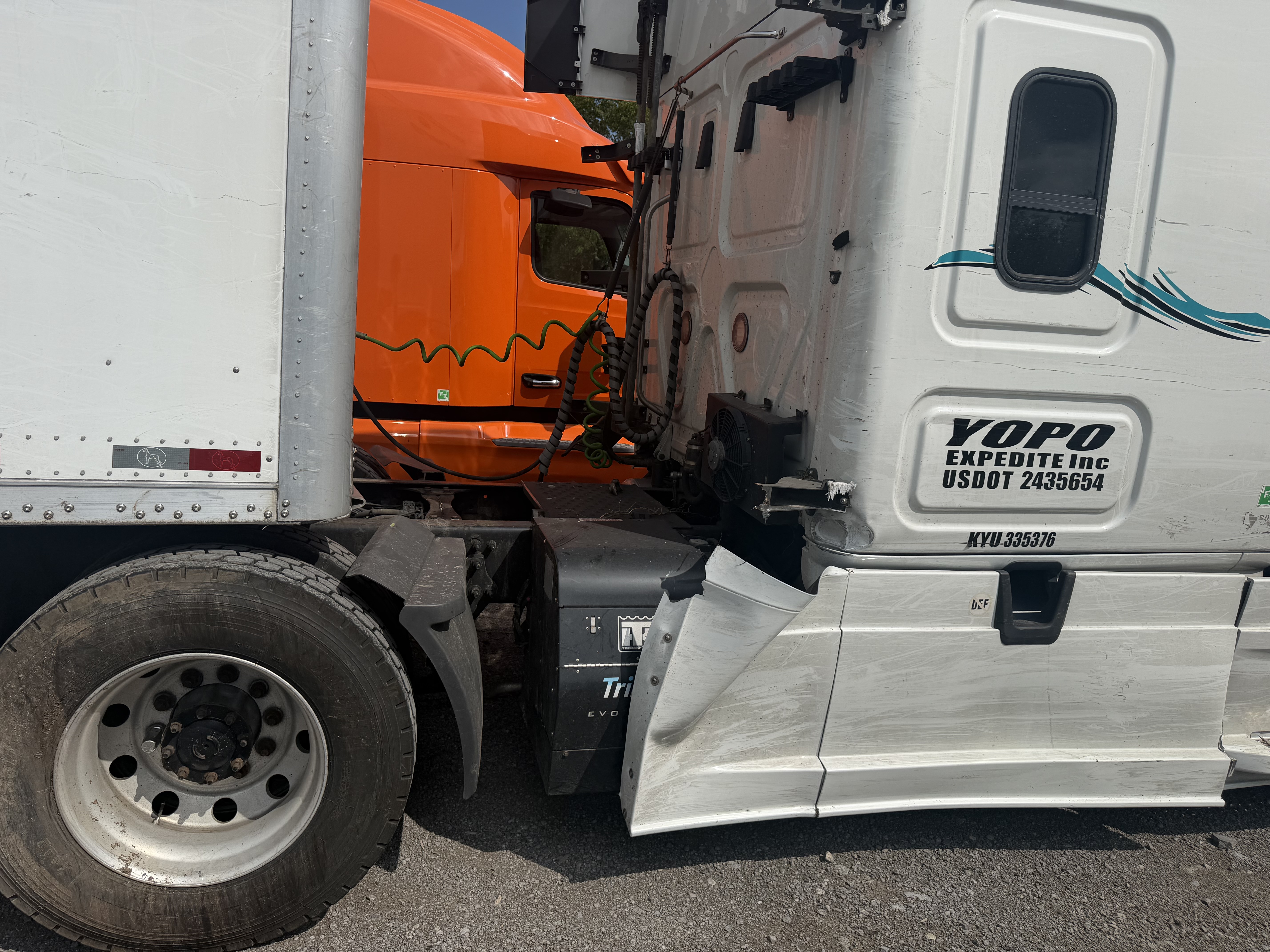 2020 Freightliner CASCADIA  - photo 4