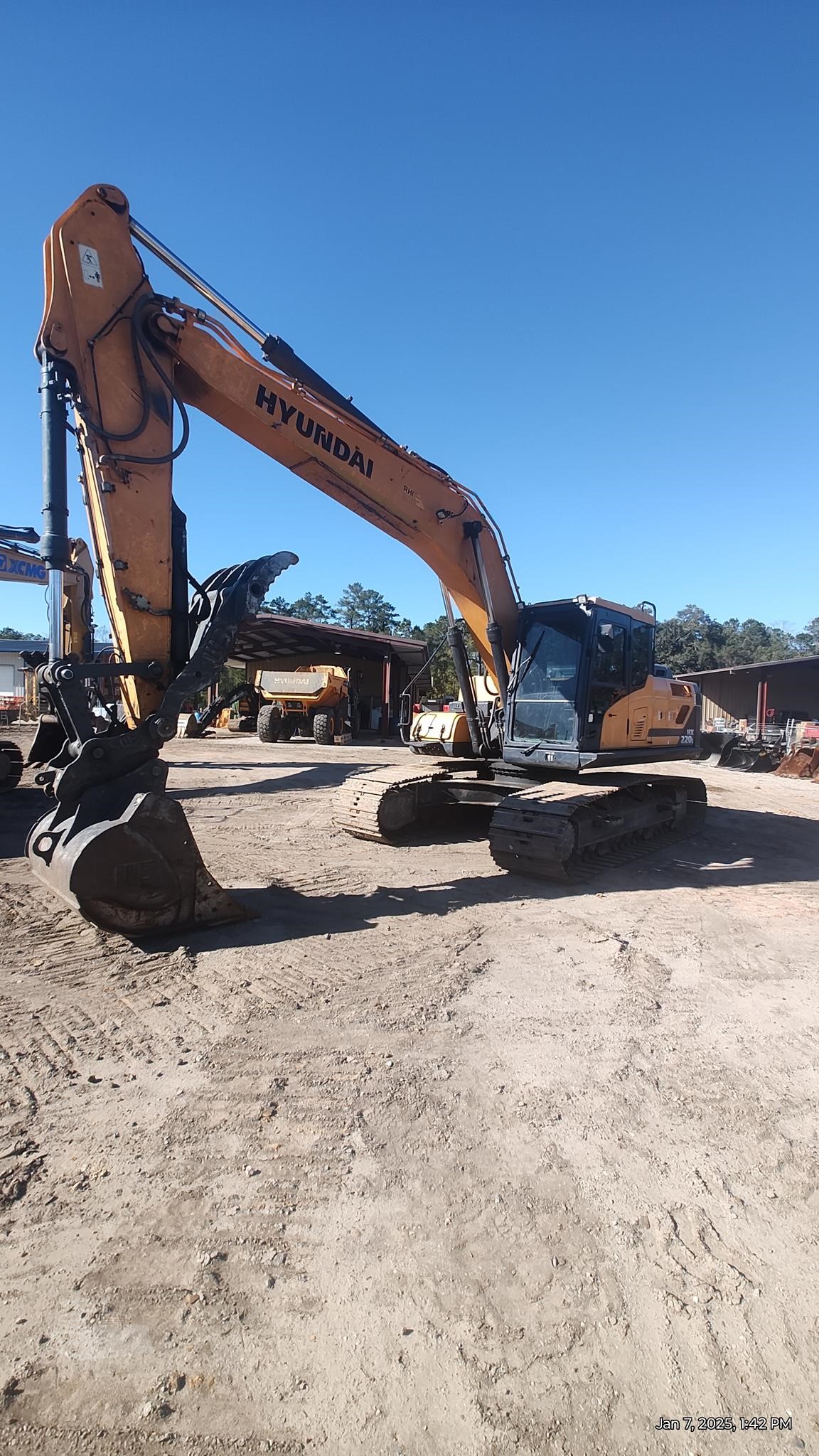 2016 HYUNDAI HX220L Crawler Excavator - photo 3