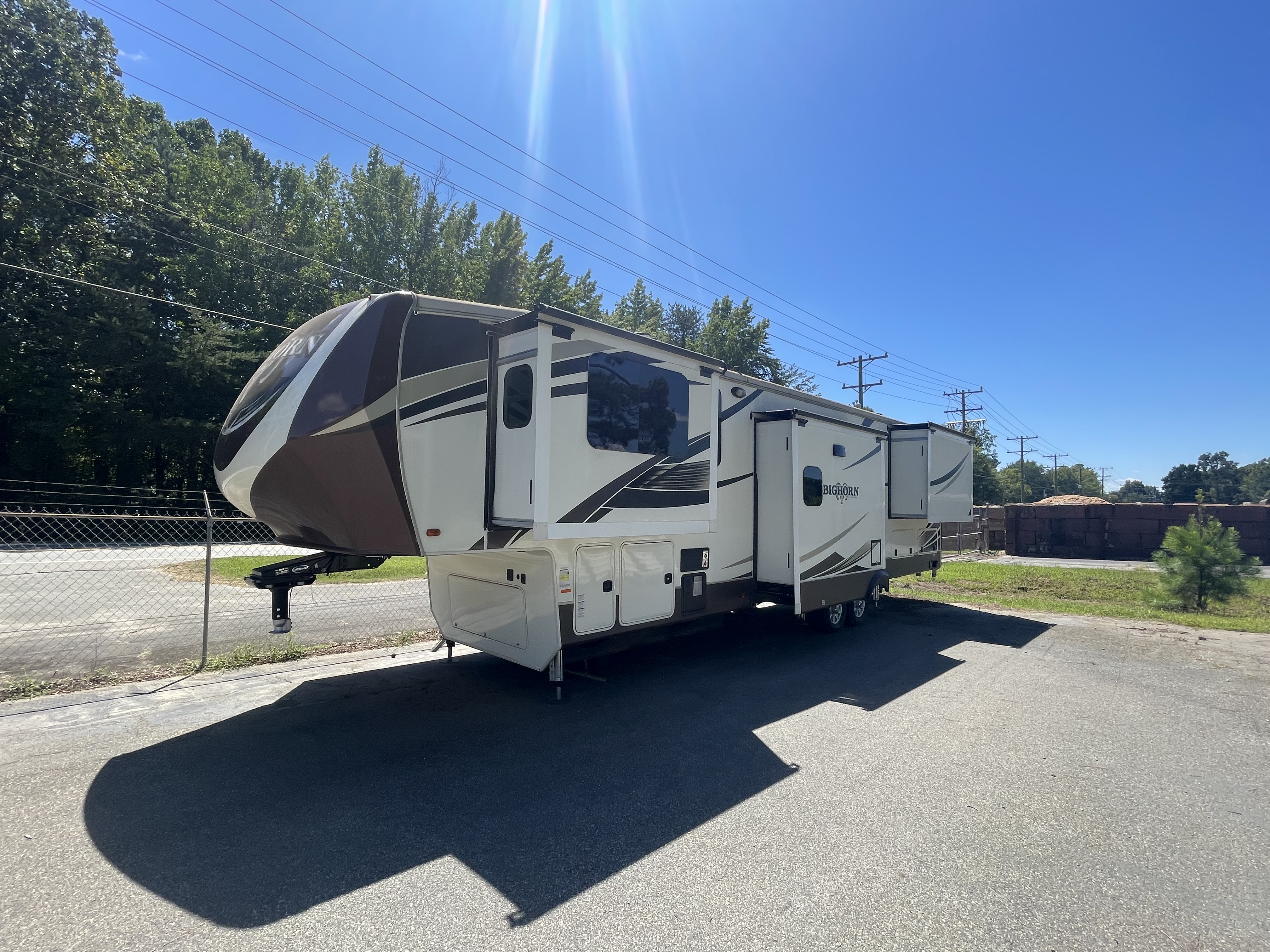 2017 Hartland 3750FL Bighorn Camper - photo 4