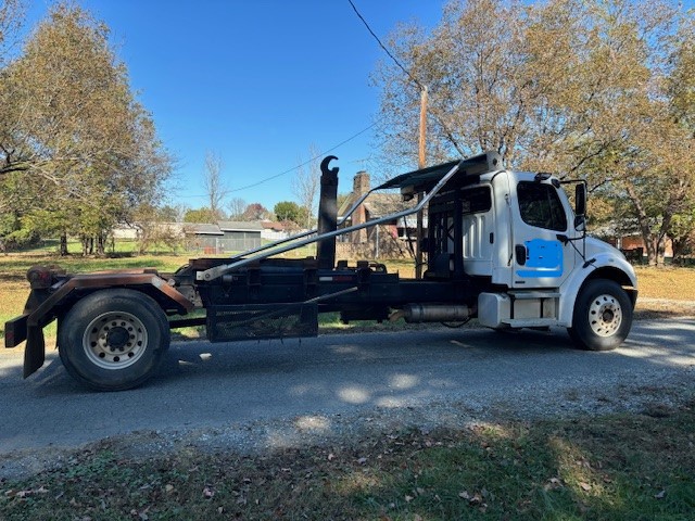 2006 Freightliner M2 Business Class Dumpster Truck - photo 3