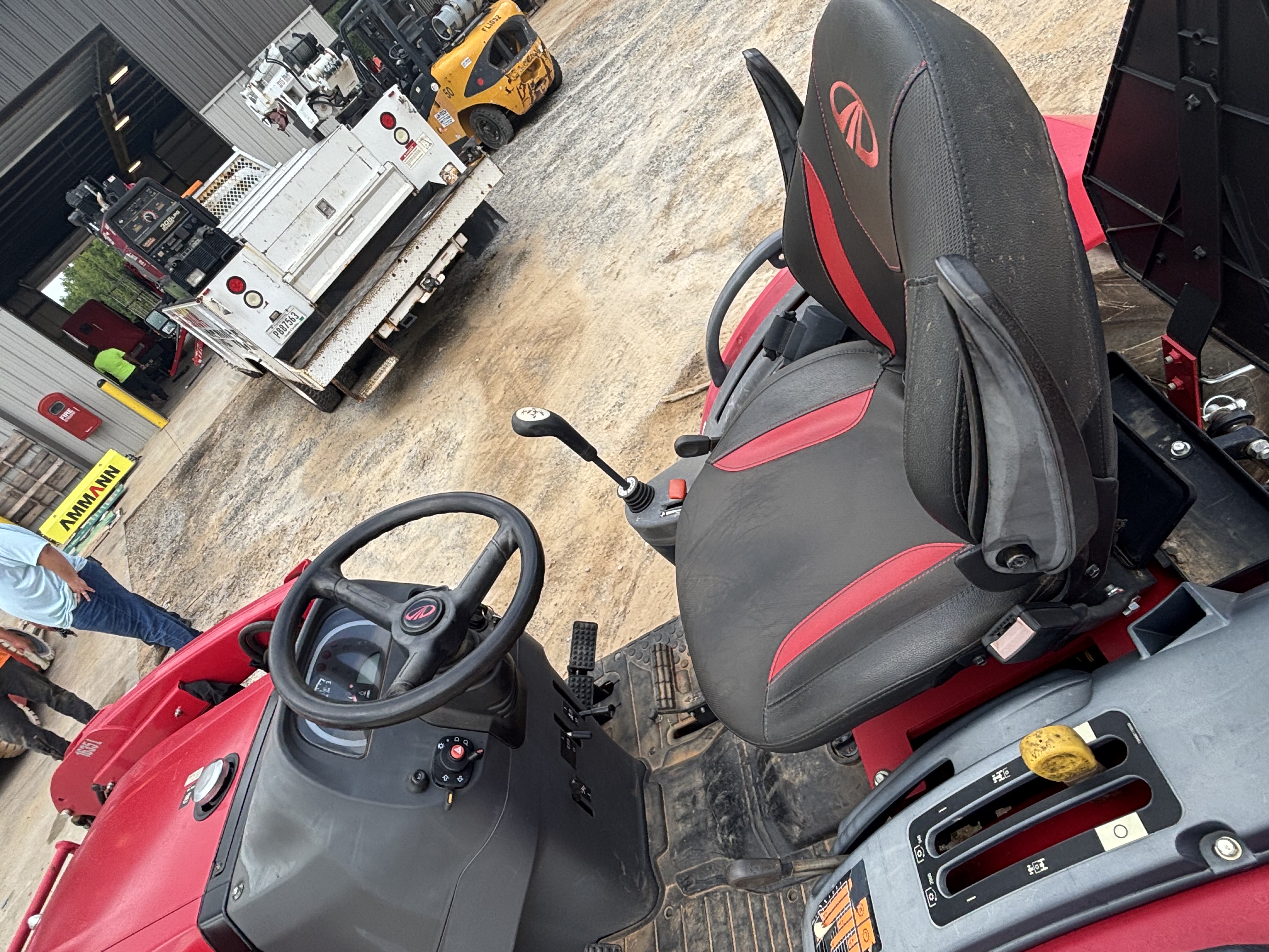 2023 Mahindra 1635HST - photo 5