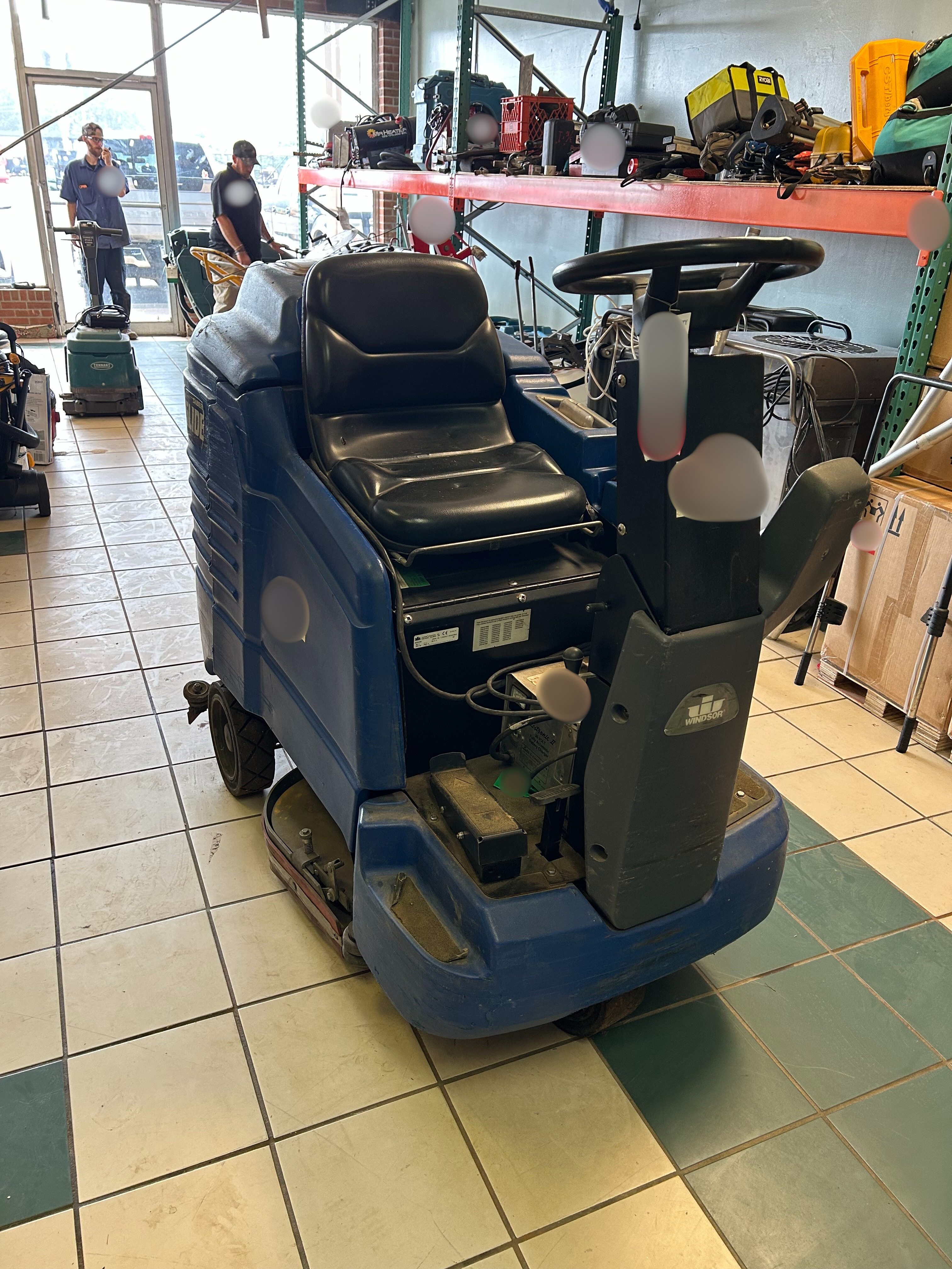 Windsor Industries SG28 Ride On Floor Scrubber - photo 2