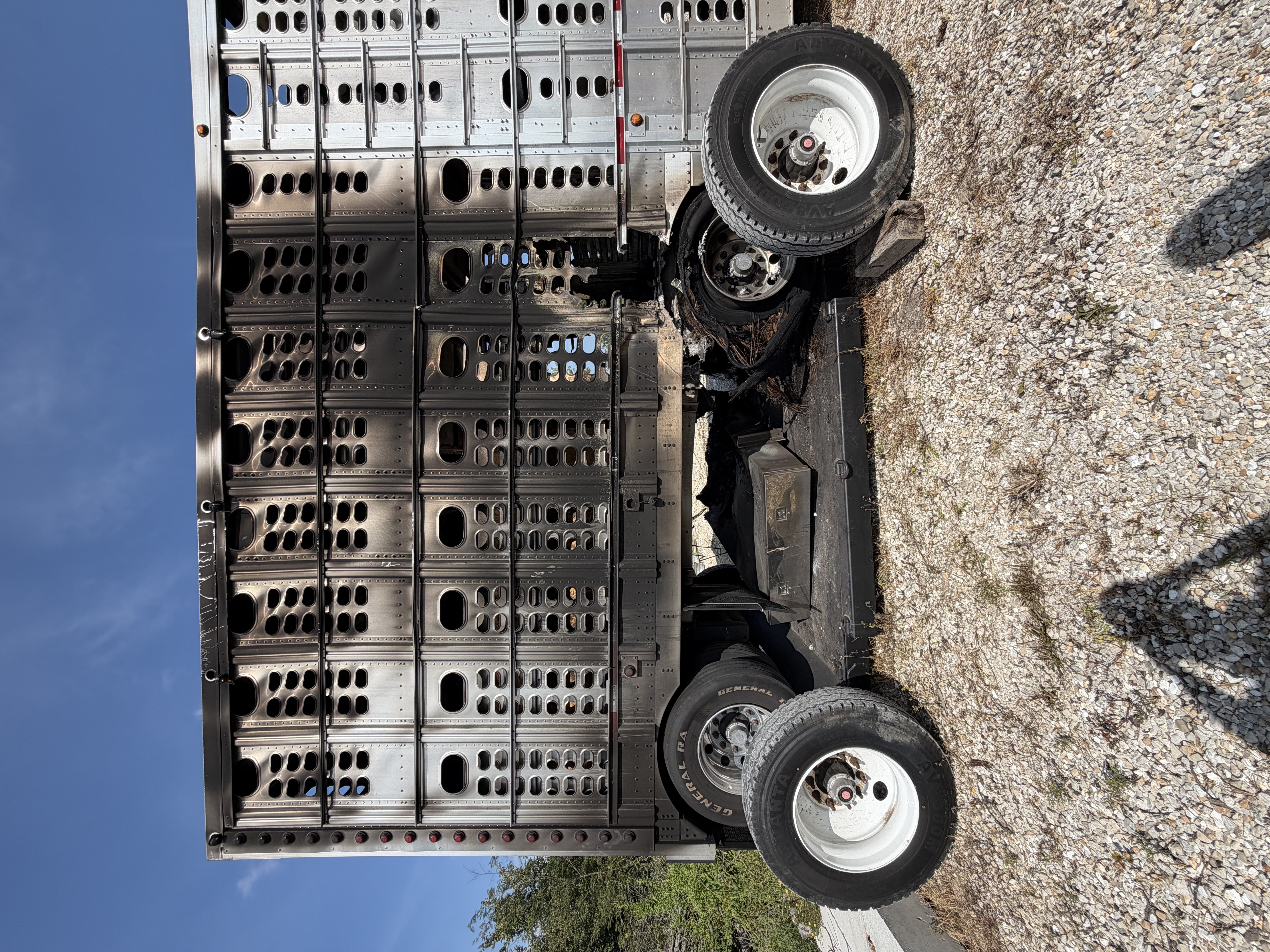 ***NEED ALL OFFERS*** 2023 WILSON LIVE STOCK  TRAILER PSDCL-402H - photo 2