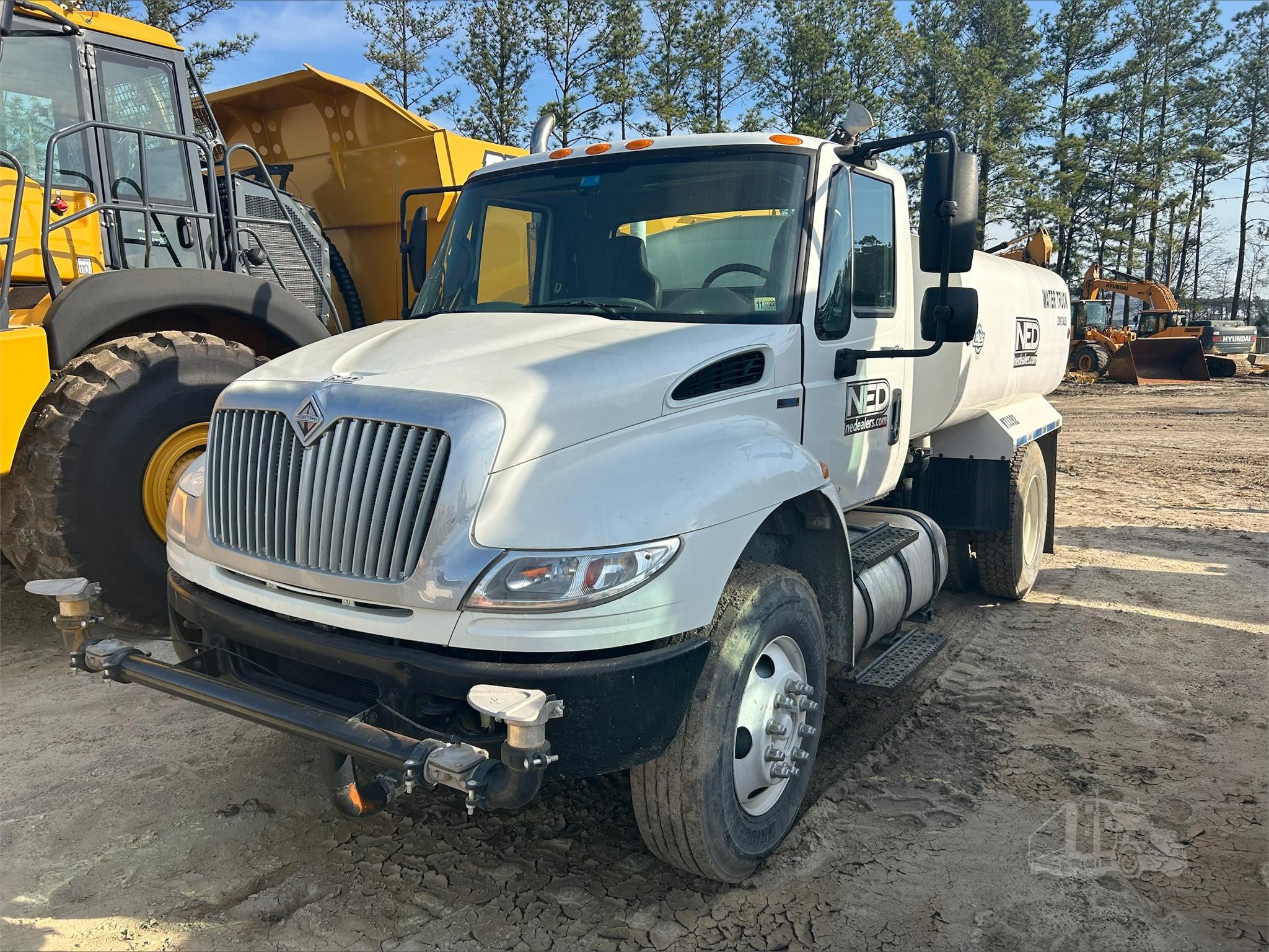 2010 INTERNATIONAL DURASTAR 4400 Water Tank Truck - photo 2