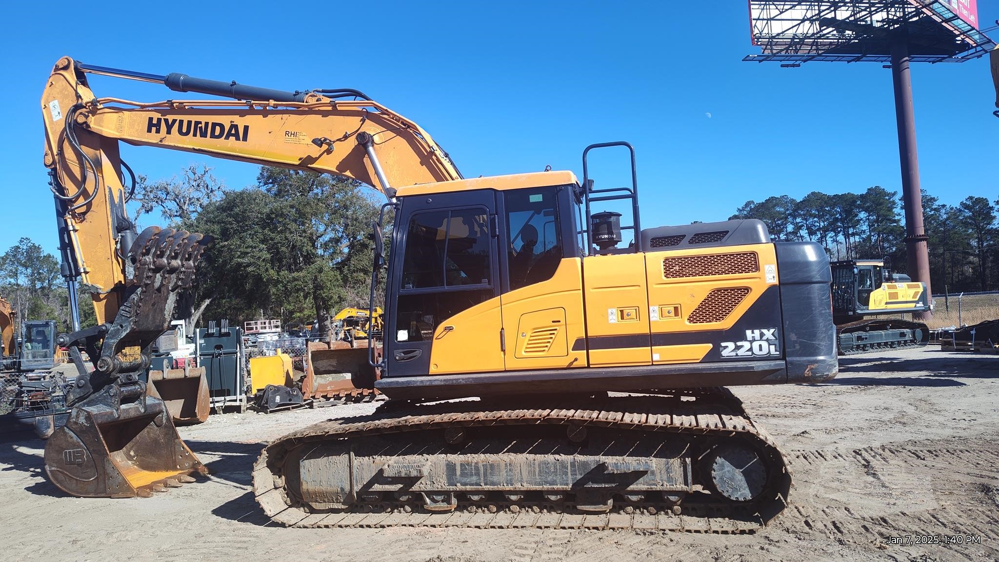 2016 HYUNDAI HX220L Crawler Excavator