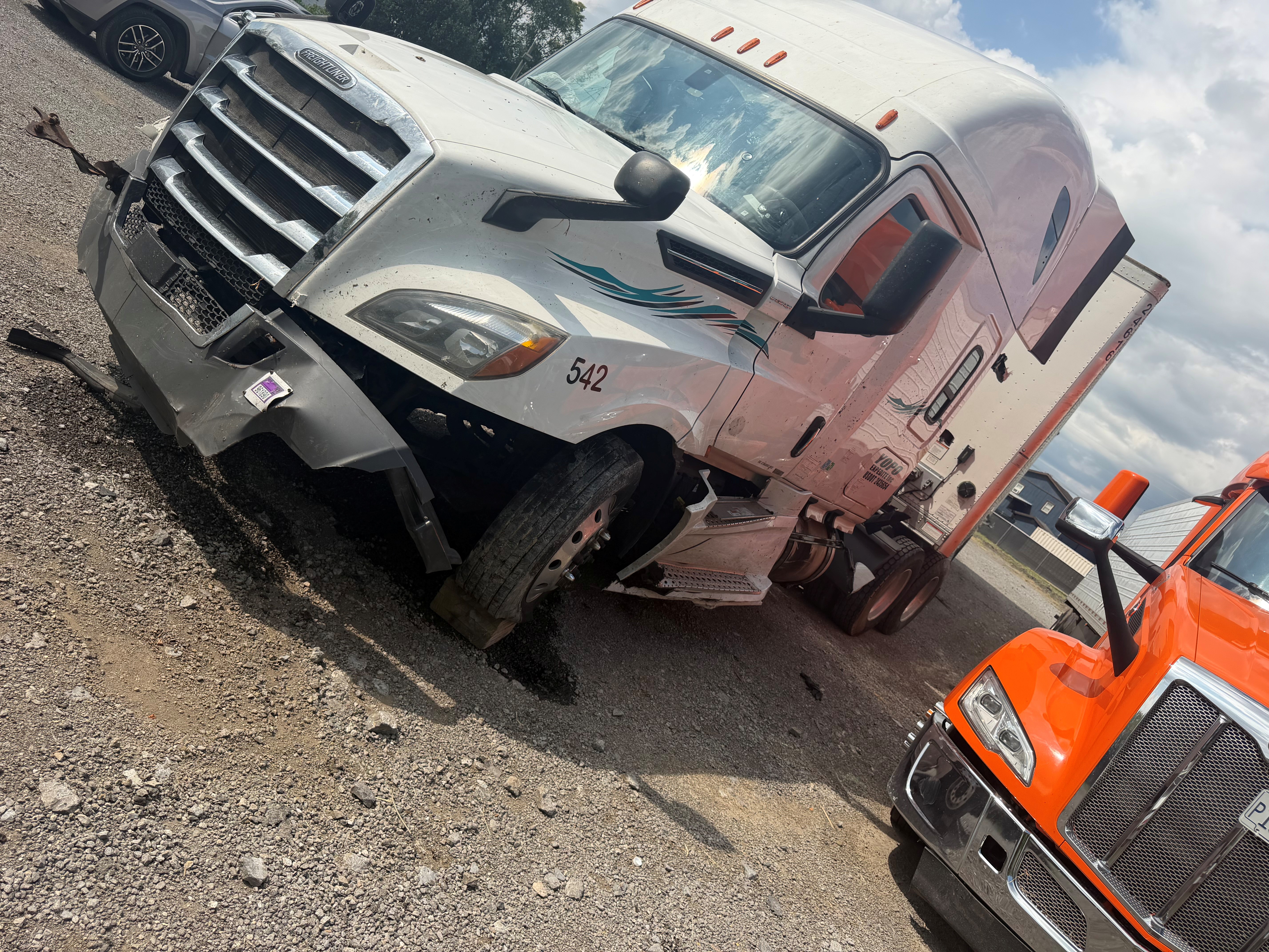 2020 Freightliner CASCADIA  - photo 2